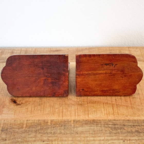 Image 1 of Vintage handgemaakte houten decoratieve boekensteunen
