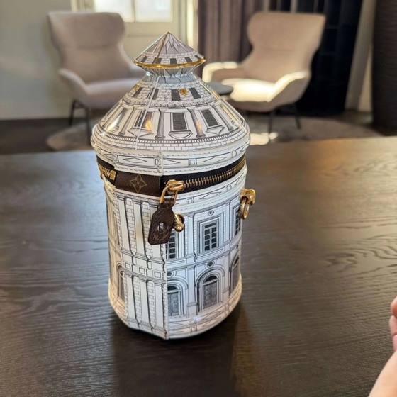 Louis Vuitton Fornasetti Cannes Architekturvase – Andere Taschen, Leinwand (photo 25 of 33)