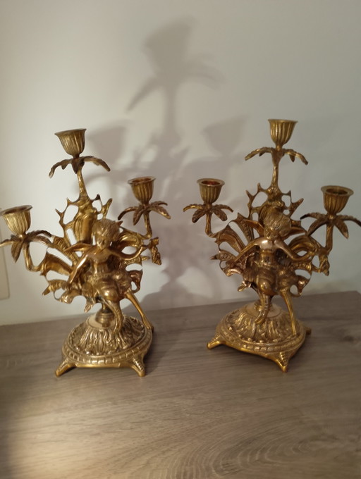 Een paar massief bronzen kandelaars met nimfenmotief, Franse kunst, 19e eeuw, periode Napoleon III.