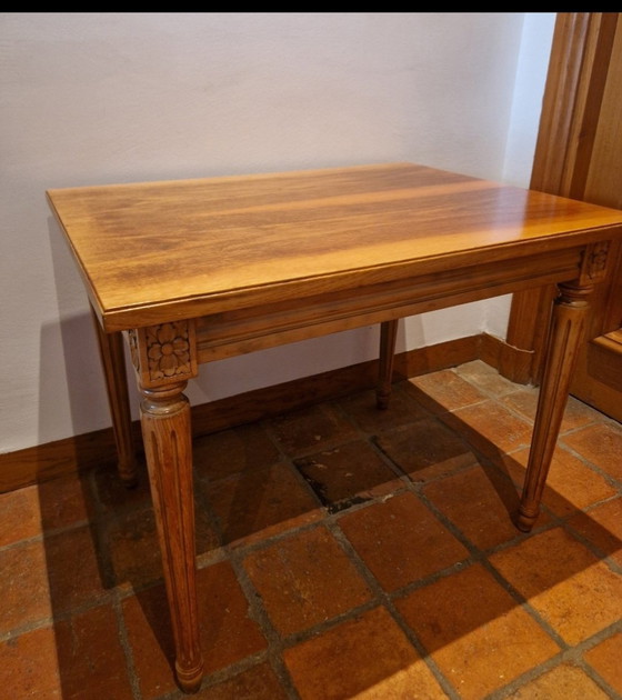 Image 1 of Set van 2 klassieke walnoot bijzettafels