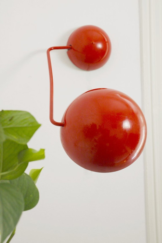 Image 1 of Vintage Italiaanse wandlamp, rode metalen wandlamp, mid-century modern, space age leeslamp