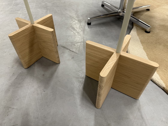 Image 1 of 2 tavolini Beek Cross in legno massello di rovere