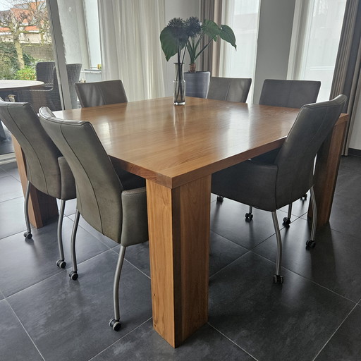 Quadratischer Esstisch 150x150 cm mit 6 bequemen Lederstühlen