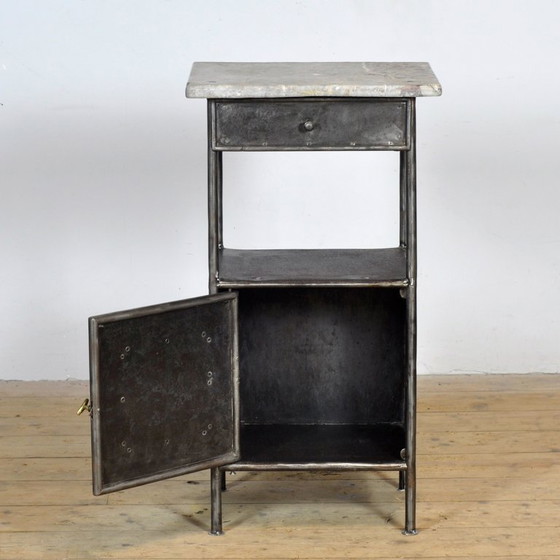 Image 1 of Comodino in ferro con piano in marmo, 1910