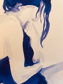 Retrato en acuarela monocromático azul índigo de una mujer "saliendo del baño".