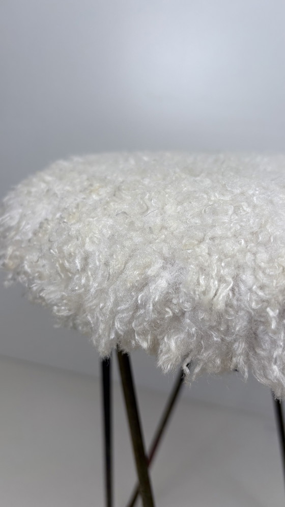 Image 1 of Tabouret vintage sur pieds en épingle à cheveux et fourrure blanche moelleuse