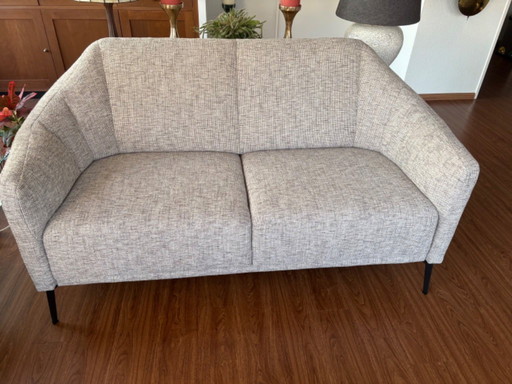 Dos bancos, tres meses de antigüedad.