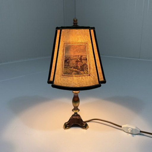 Lámpara de mesa de latón con pantalla con escena de caza, década de 1950. – tafellampen, Brass