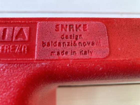 Image 1 of Étagère Serpent Rouge conçue par Adriano Baldanzi et Alessandro Novelli.