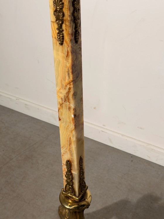 Verzierter Messing- & Onyx-Garderobenständer – Kleiderständer, Holz (photo 5 of 7)