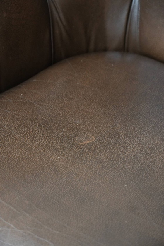 Image 1 of Impresionante sillón Chesterfield de piel de vaca marrón al estilo inglés, acabado con clavos decorativos.