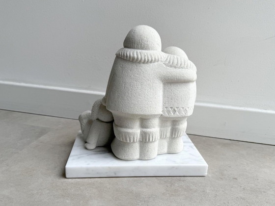 1x Statue einer Inuit-/Eskimo-Familie aus belgischem Sandstein von Marbell auf Marmorsockel – Bildhauerei (photo 5 of 9)