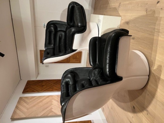 Image 1 of 2 stuks originele Elda Chairs, draaifauteuils in zwartleer en wit kunststof van Joe Colombo in zeer goede staatde staat