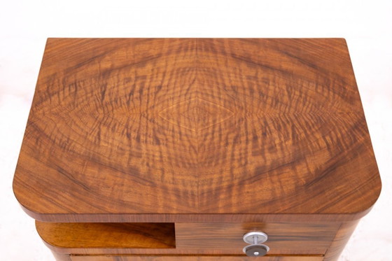 Image 1 of Juego de mesillas de noche de nogal, Polonia, primera mitad del siglo XX.