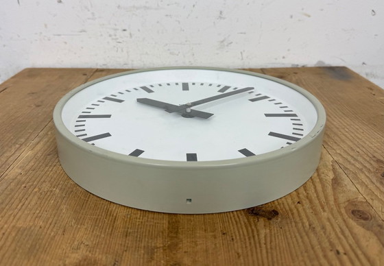 Image 1 of Horloge murale industrielle grise de Siemens, années 1970