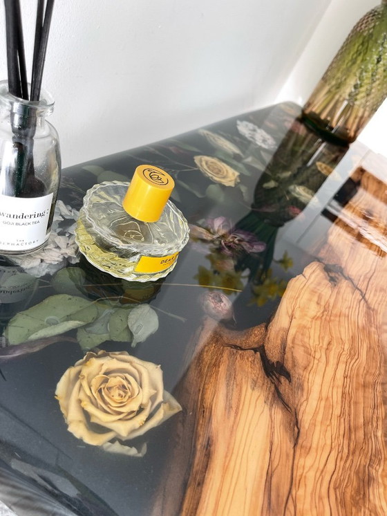 Image 1 of Tavolo unico realizzato in resina epossidica