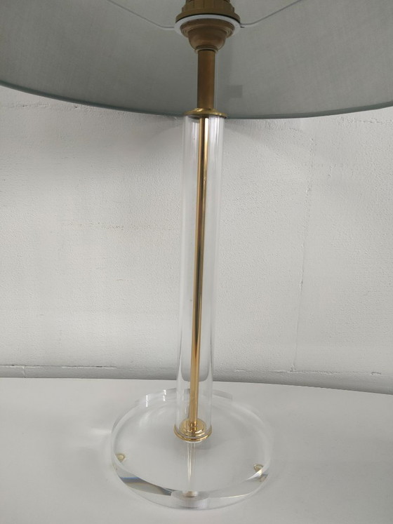 Image 1 of Lámpara de mesa de plexiglás estilo Hollywood Regency con pantalla gris.