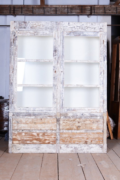 Originele boekenkast uit het midden van de 20e eeuw, van sparrenhout en glas, Provençaalse stijl, Frankrijk, (photo 2 of 12)