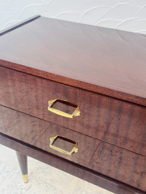 Image 1 of Vintage ladekast uit de jaren 60 met taps toelopende messing poten, Italiaans design.