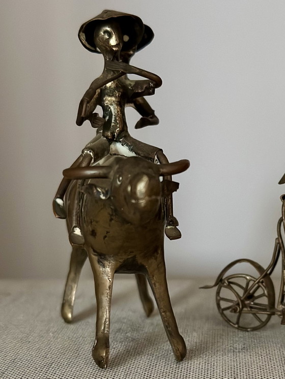 Image 1 of Figura antigua de latón: dos figuras sobre un búfalo de agua