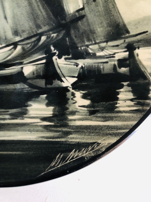 Plat en céramique au décor de marine en grisaille à main levée 