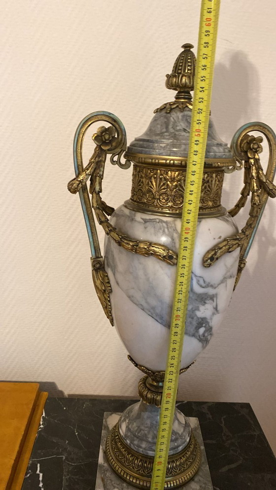 Image 1 of Paar antiker, abgedeckter Vasen/Urnen im neoklassizistischen Stil