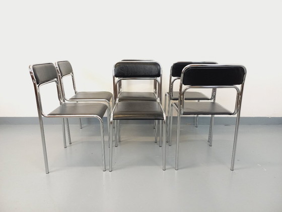 Image 1 of Suite de 6 chaises italiennes empilables vintage en métal chromé et skai noir des années 70 80