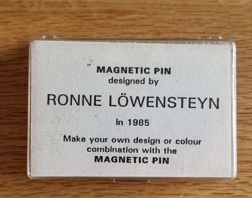 Design Broche Ronne Löwensteyn – decoratieve objecten, Metal, Plastic (photo 2 of 7)
