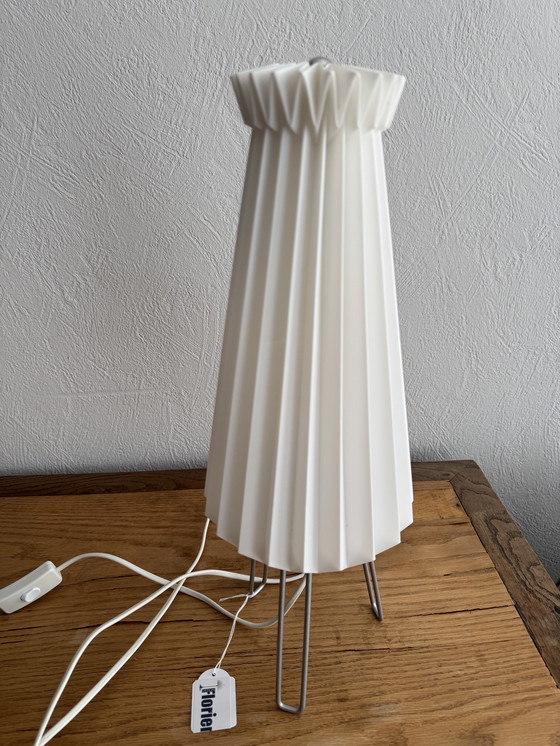 Image 1 of Vintage tafellamp jaren 80 wit met kunststof geplooide kap