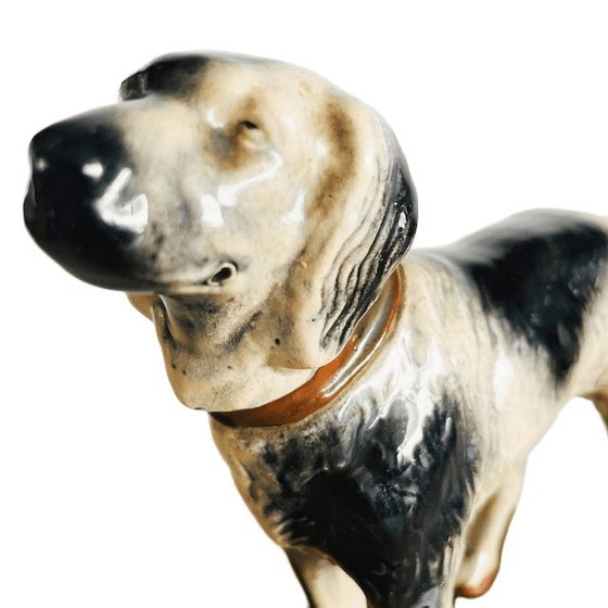 Image 1 of Sculpture vintage en céramique représentant un chien de chasse, sur un piédestal, années 1960.