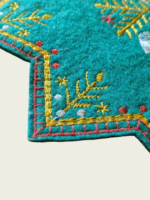 Kleines sternförmiges Vintage Weihnachts-Platzdeckchen – Filz, Grün mit gold-roten Stickereien