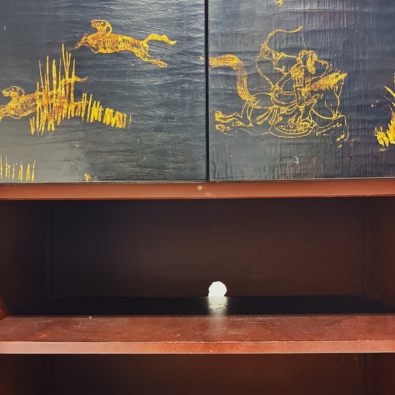 Image 1 of Cabinet chinois avec décorations dorées peintes à la main