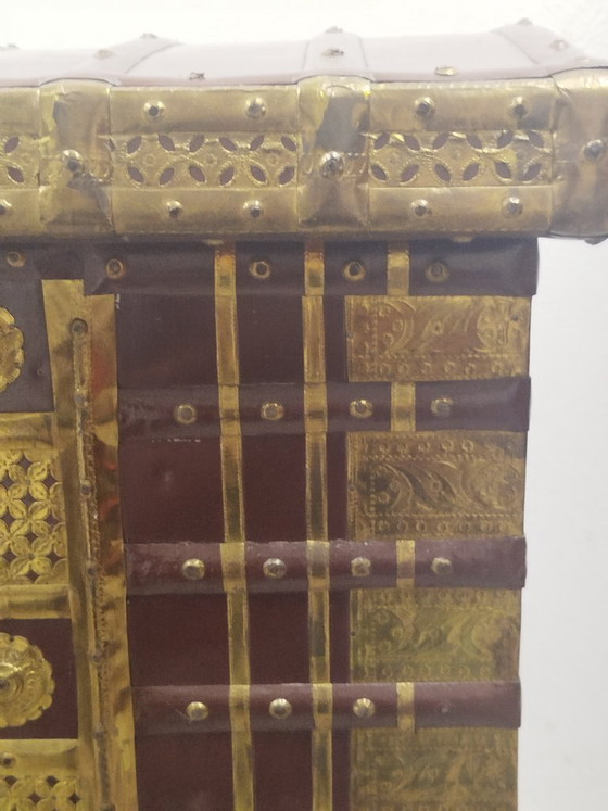 Beautiful XXL Indian dowry chest with hammered copper details – Storage cabinet, Metal, Wood (photo 14 of 17)