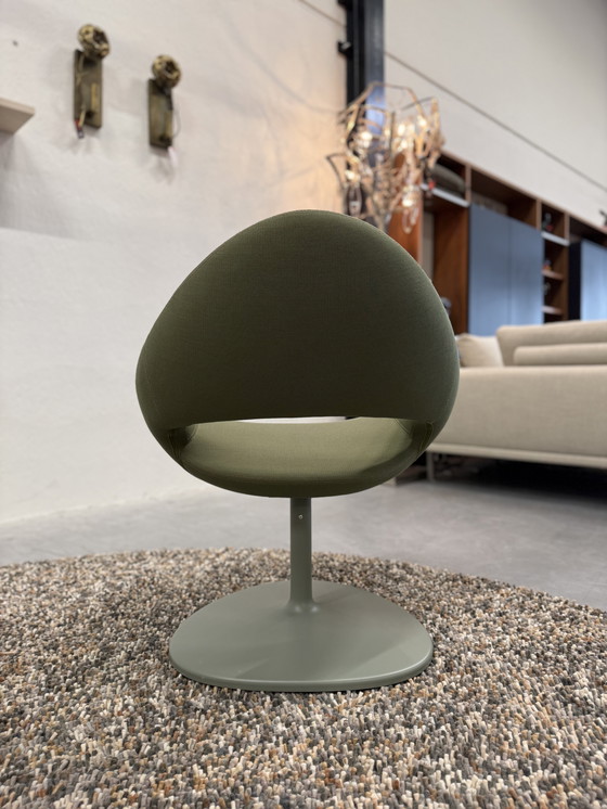 Image 1 of 2 Artifort Shark Draaifauteuils Kvadrat stof groen 