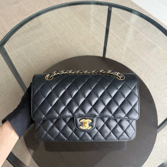 Image 1 of Chanel Classic Flap Medium - Caviar 25CM Gewatteerd generfd kalfsleer Zwart Goudkleurige hardware