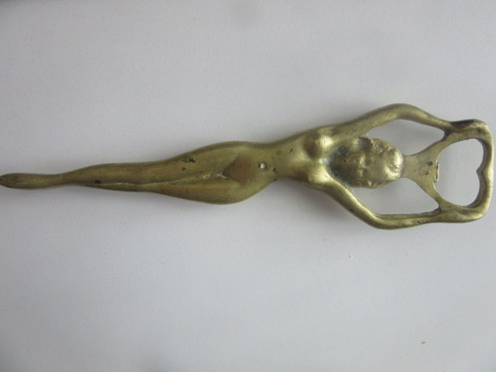 Image 1 of Vintage messing flesopener met pin-up afbeelding van een naakte vrouw (MCM).