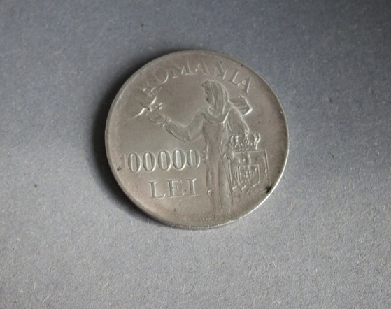 Image 1 of ROMANIA 100000 LEI uit 1946, zilveren munt, 700 fijnheid, tekenen van ouderdom en slijtage.