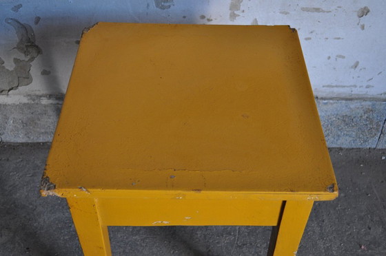 Taburete pintado de ocre, años 40 (photo 3 of 4)