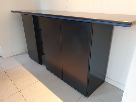 Image 1 of Uniek ontwerp zwarte Pastoe dressoirkast, met blauw accent