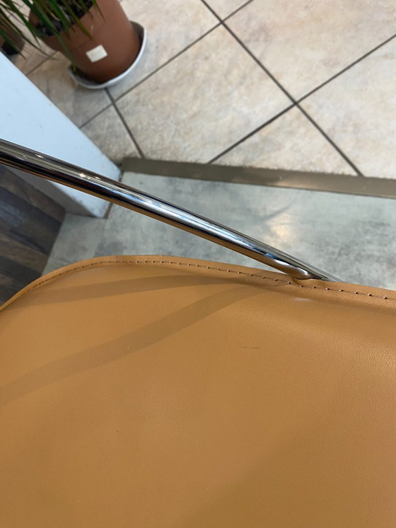 Image 1 of 1 Poltrona Linda di Arrben, pelle color cammello, struttura in acciaio cromato, vintage 1980