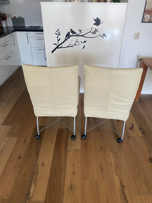 2x Montis fauteuils op wielen in beige 