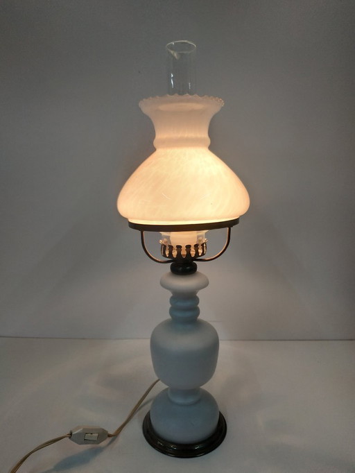 Lámpara de aceite antigua vintage de cristal opalino (convertida).