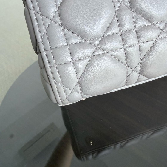 Image 1 of DIOR LADY MEDIUM - PELLE DI AGNELLO CANNAGE GRIGIO, DETTAGLI GRIGIO ORO, CINTURINO REGOLABILE