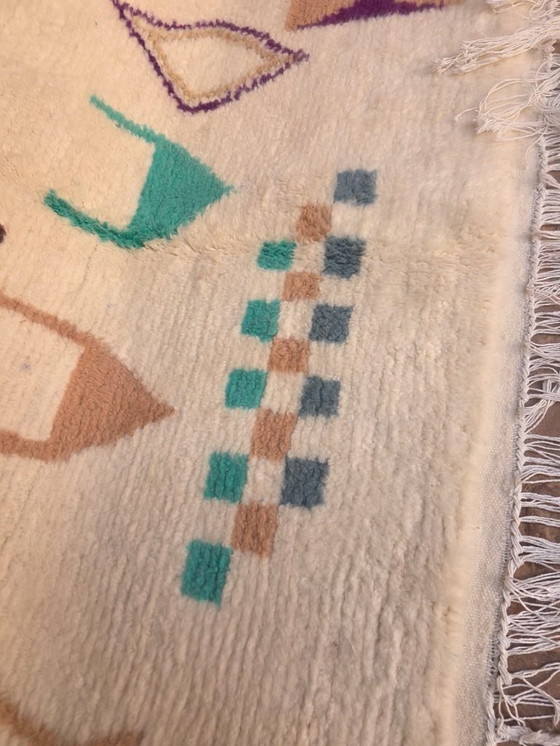 Image 1 of Abstrakter grün-cremefarbener Azilal-Teppich, 242 x 154 cm