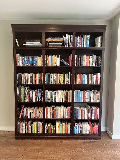 Altes Bücherregal aus Holz