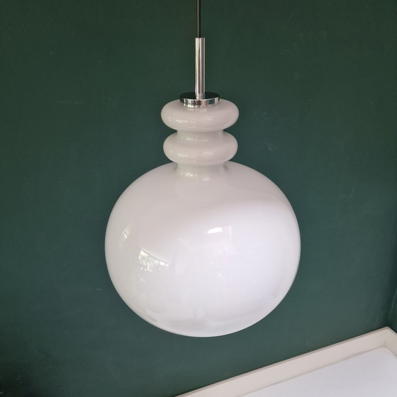 Image 1 of Lampada a sospensione vintage XL di Peill e Putzler, Germania, 1960. Vetro satinato/vetro opalino. Bianco. Diametro 33 cm.