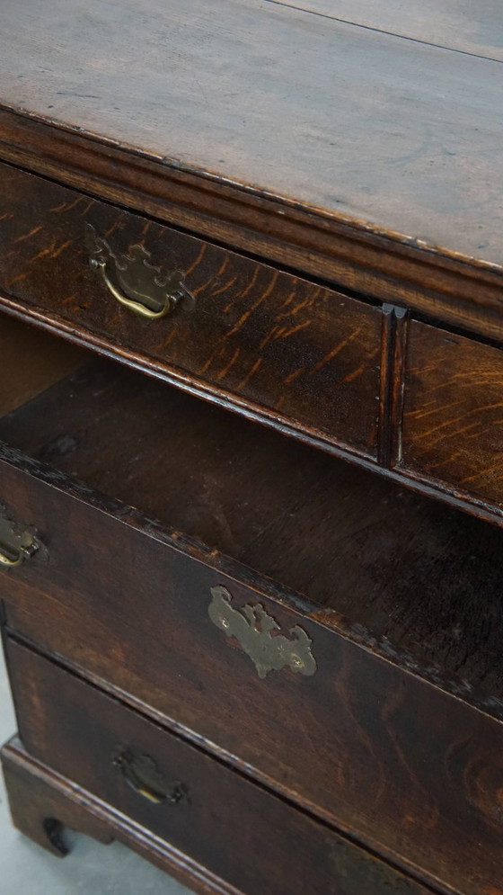 Image 1 of Cómoda inglesa antigua del siglo XVIII fabricada en roble con 5 cajones.