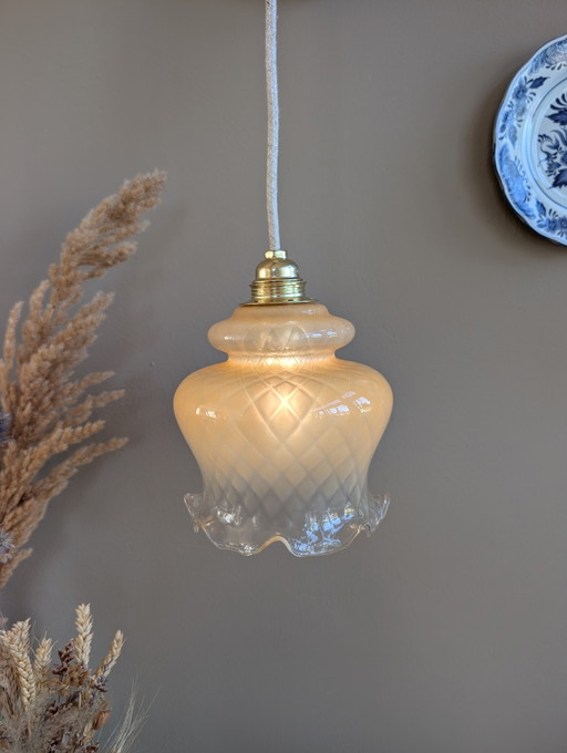 Sfeervolle vintage zacht gele opaline glazen hanglamp