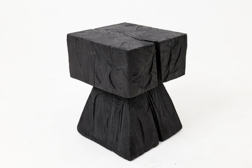 Rustieke, sculpturale bijzettafel/kruk, gebrand zwart eikenhout, gesneden, uniek, Logniture