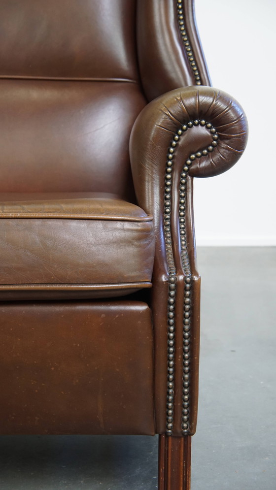 Image 1 of Grote Donkerbruine Gladde Rundleren Chesterfield Oorfauteuil